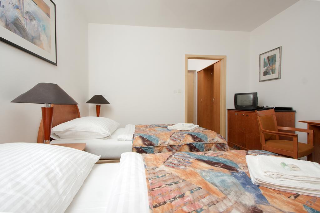 Hotel Chotol Horomerice Quarto foto